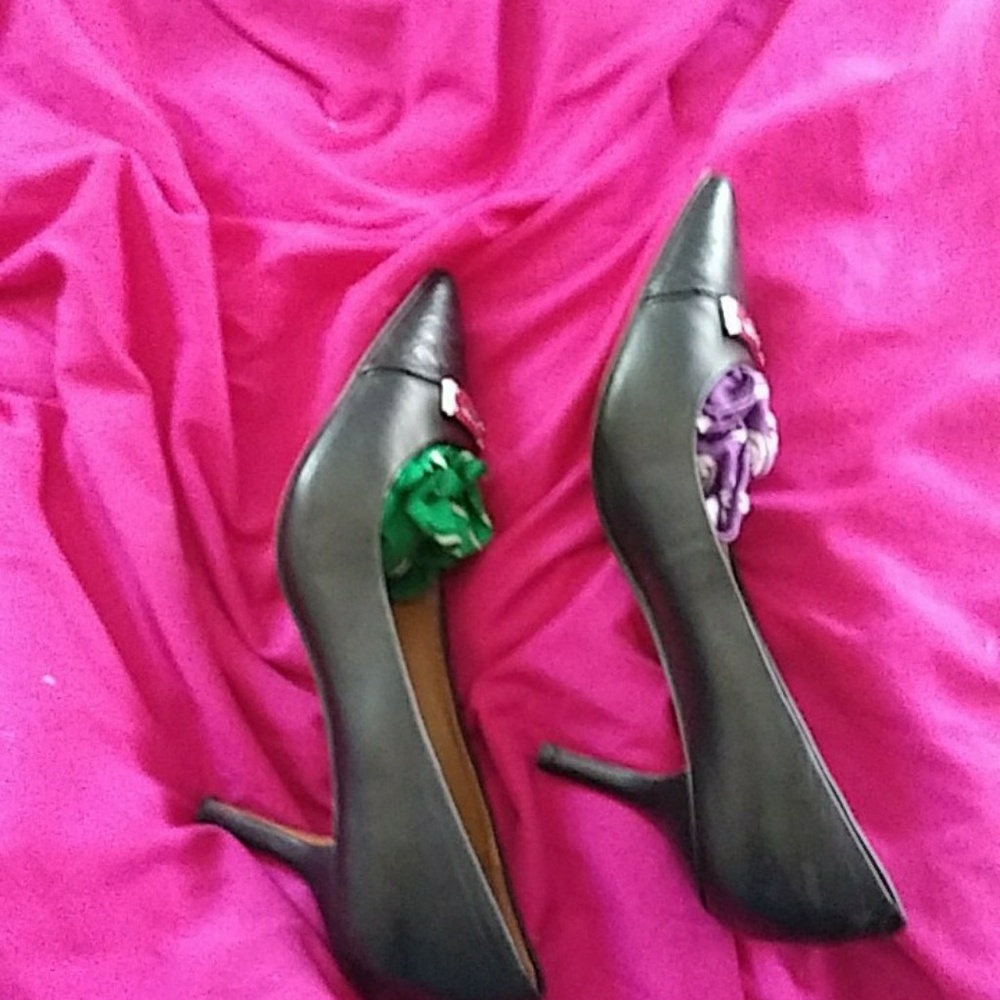 Coach point toed pumps